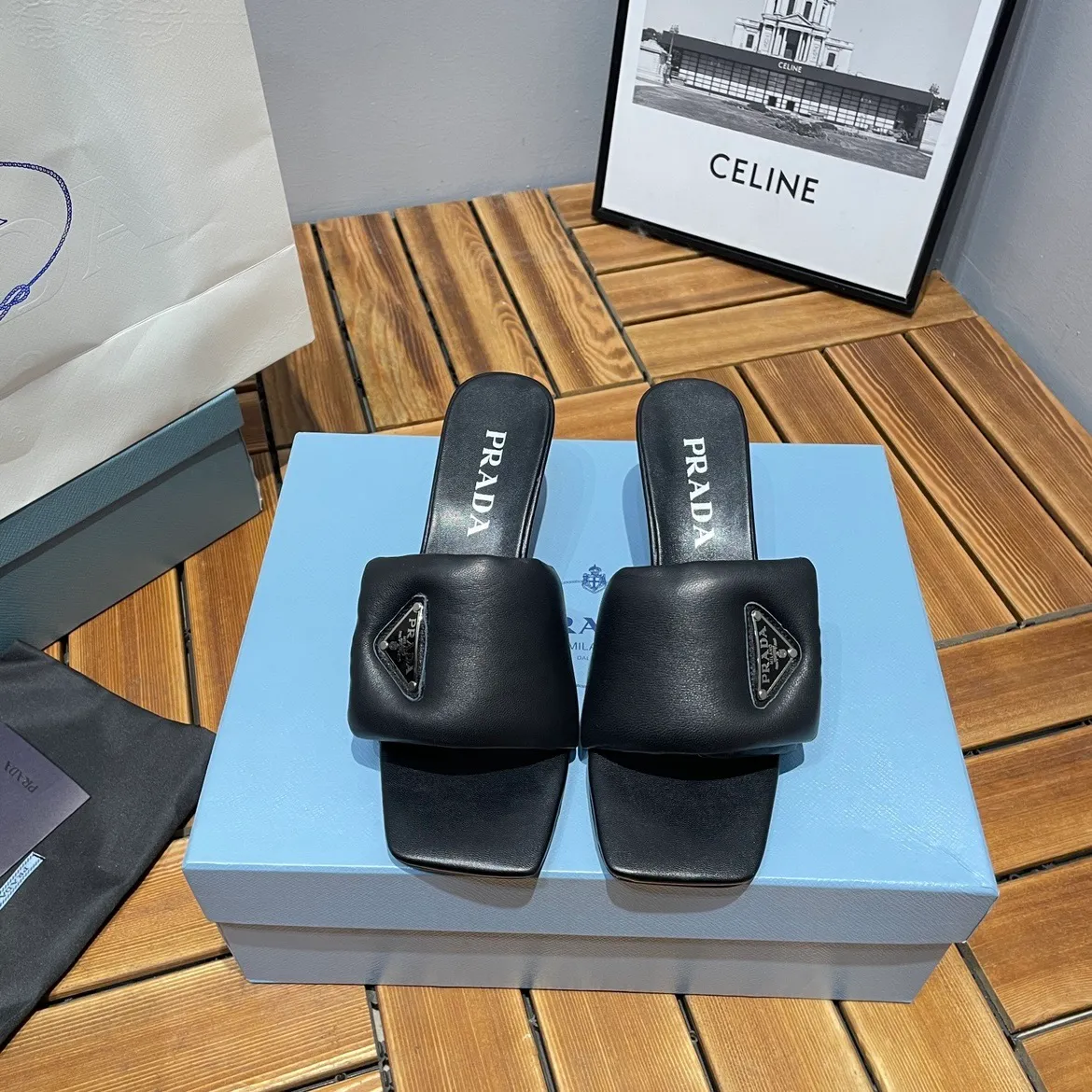 👟👟Ex-factory price 380👟👟 Prada/Prada 2023ss makes its debut🌟High-heeled square-toed slippers, triangular classic LOGO. 💥presents a classic silhouette. No matter what situation you face, the home court belongs only to you! 💪🏻 Fabric: Open edge beads, sheepskin lining, original Italian leather outsole Heel height: 6.5cm Code number: 35-39 (40 custom made, non-refundable)